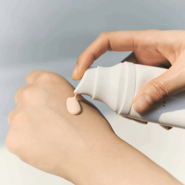 Crema de fata cu protectie solara si efect iluminator SPF50+ PA++++ SKIN1004 Madagascar Centella Tone Brightening 50ml