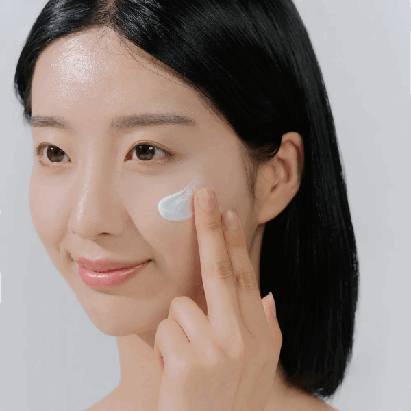 Set crema de fata cu protectie solara SPF50+ PA++++ Skin1004 Madagascar Centella Hyalu-Cica 50ml x 2 bucati