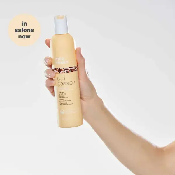 Sampon intens hidratant pentru parul ondulat sau cret Milk Shake Curl Passion 300ml