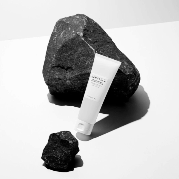 Gel spuma de curatare iluminator SKIN1004 Madagascar Centella Tone Brightening 125ml